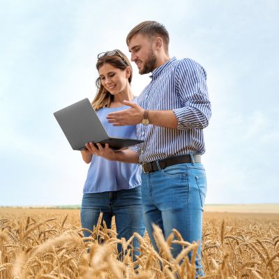 photo d'un agriculteur et de son conseiller dans un champ